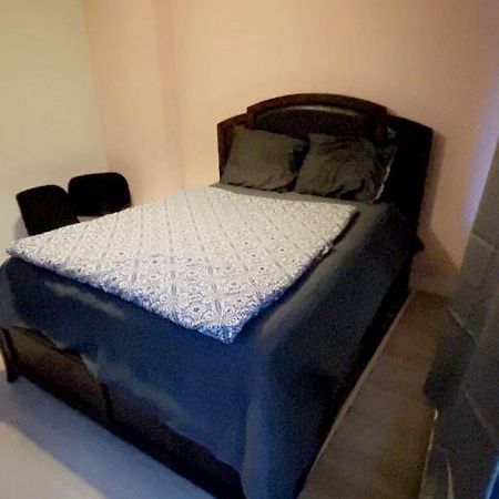 Private Double Bed Room Only With Balcony In Apartment Rotterdam Kültér fotó